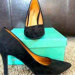 Marabella black high heels pointed toe.